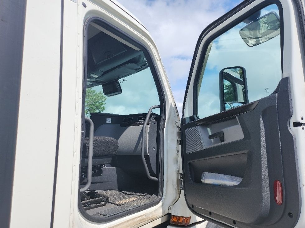 Day Cab Tractor-Heavy Duty Tractors-Freightliner-2022-T12664ST-Greensboro-NC-574,517\n\t\tmiles-$ 46,000 - Image 12