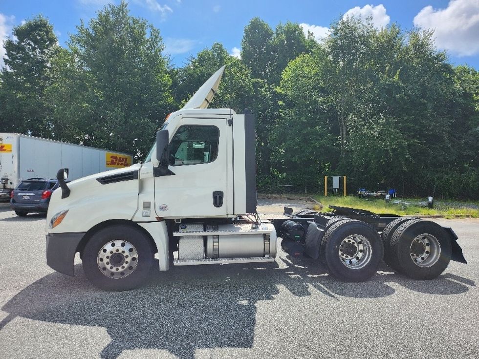 Day Cab Tractor-Heavy Duty Tractors-Freightliner-2022-T12664ST-Greensboro-NC-574,517\n\t\tmiles-$ 46,000 - Image 4