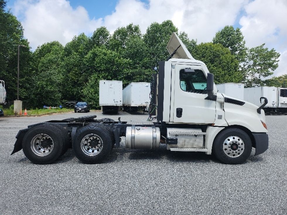 Day Cab Tractor-Heavy Duty Tractors-Freightliner-2022-T12664ST-Greensboro-NC-574,517\n\t\tmiles-$ 46,000 - Image 8