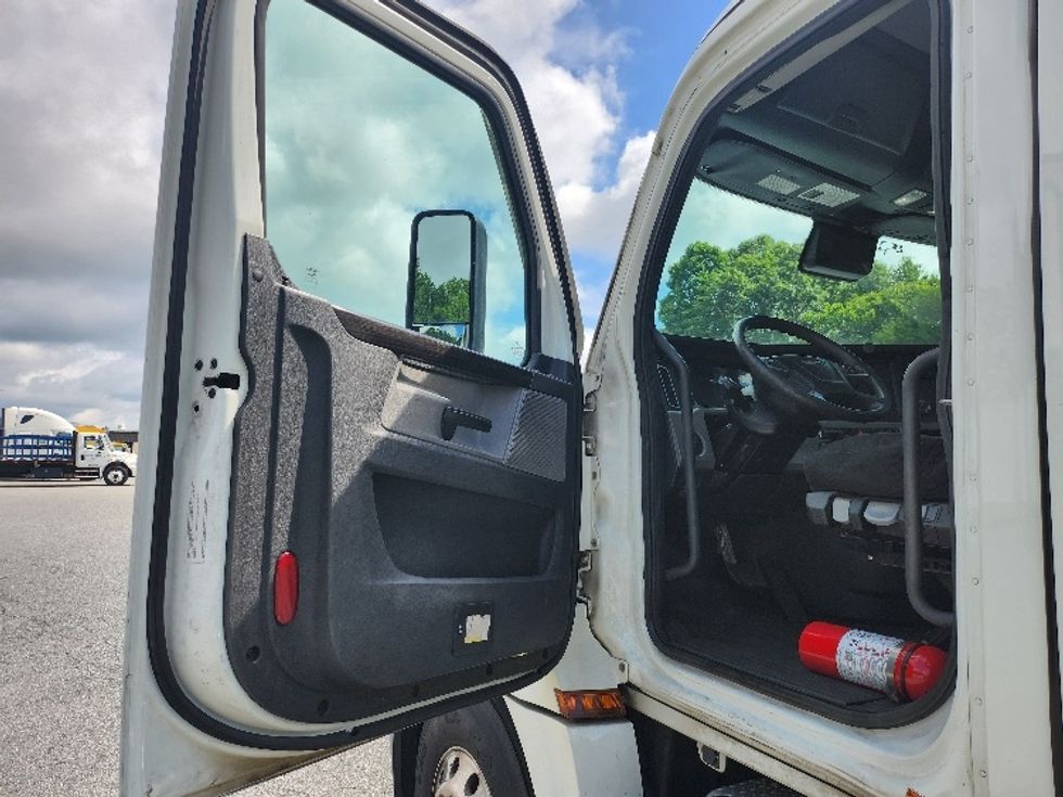 Day Cab Tractor-Heavy Duty Tractors-Freightliner-2022-T12664ST-Greensboro-NC-574,517\n\t\tmiles-$ 46,000 - Image 9