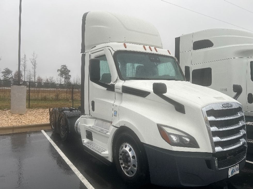 Day Cab Tractor-Heavy Duty Tractors-Freightliner-2022-T12664ST-Greensboro-NC-847,107\n\t\tmiles-$ 33,000 - Image 1