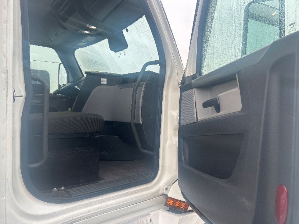 Day Cab Tractor-Heavy Duty Tractors-Freightliner-2022-T12664ST-Greensboro-NC-847,107\n\t\tmiles-$ 33,000 - Image 12