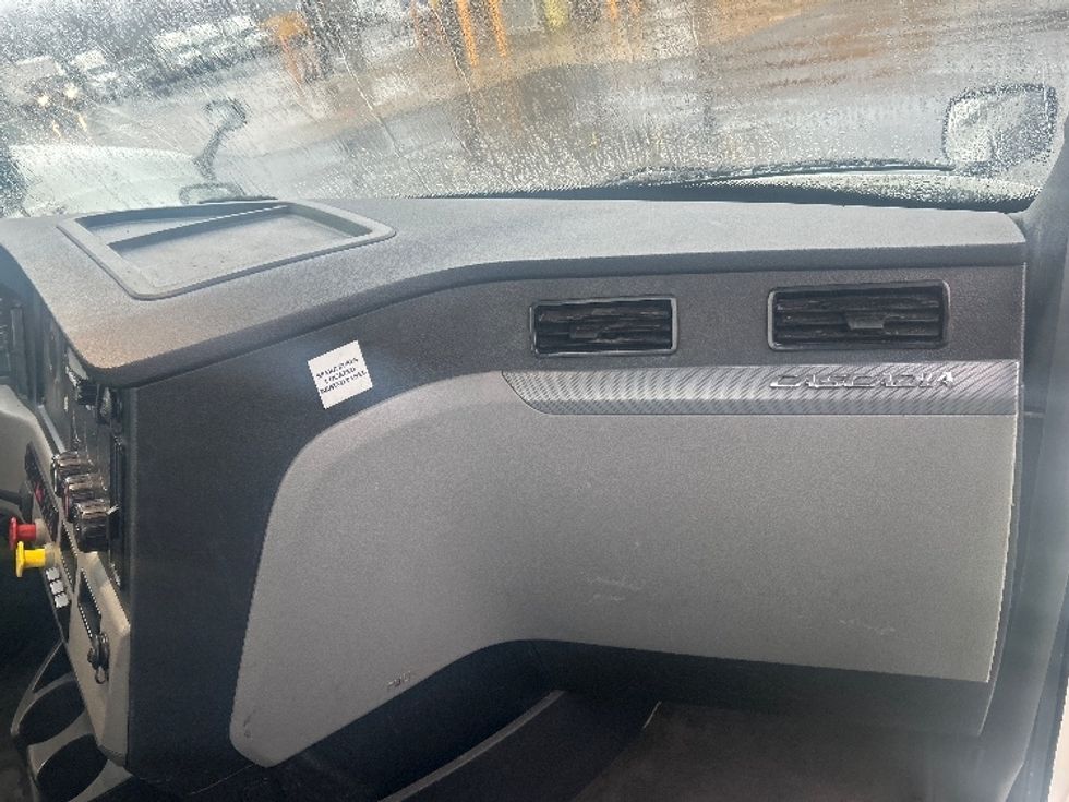 Day Cab Tractor-Heavy Duty Tractors-Freightliner-2022-T12664ST-Greensboro-NC-847,107\n\t\tmiles-$ 33,000 - Image 13