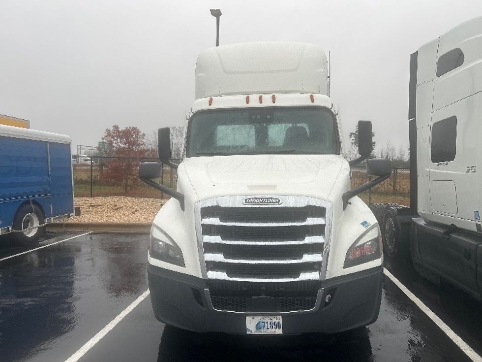 Day Cab Tractor-Heavy Duty Tractors-Freightliner-2022-T12664ST-Greensboro-NC-847,107\n\t\tmiles-$ 33,000 - Image 2