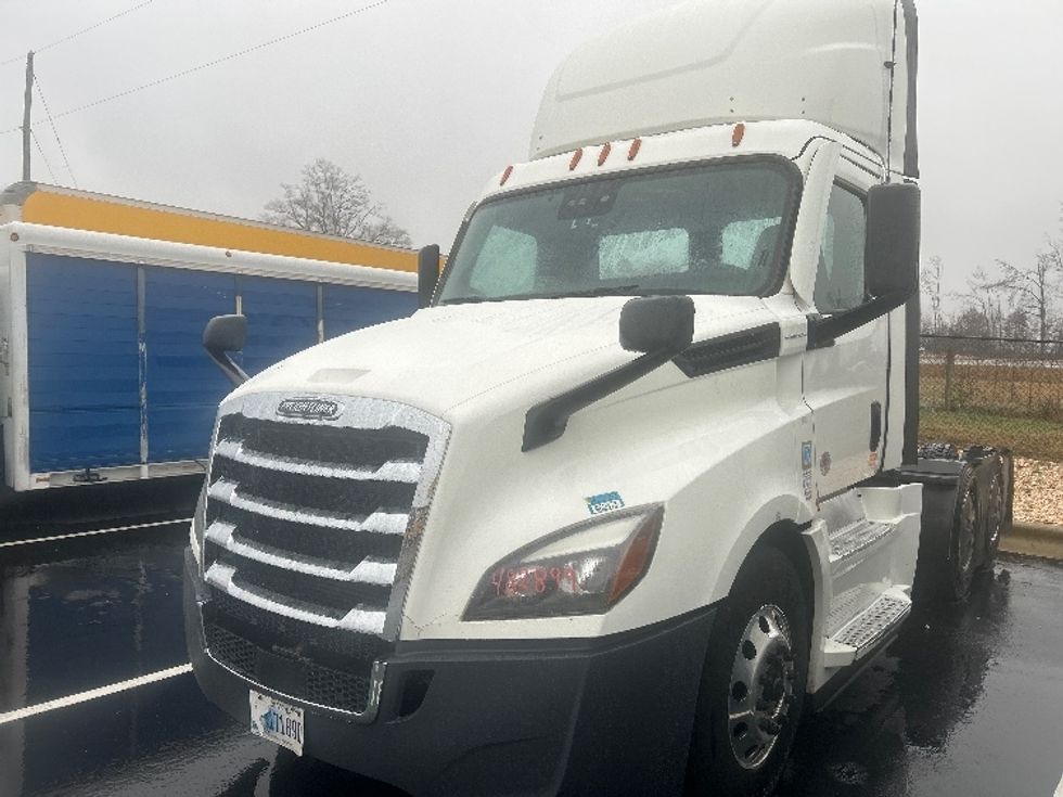 Day Cab Tractor-Heavy Duty Tractors-Freightliner-2022-T12664ST-Greensboro-NC-847,107\n\t\tmiles-$ 33,000 - Image 3