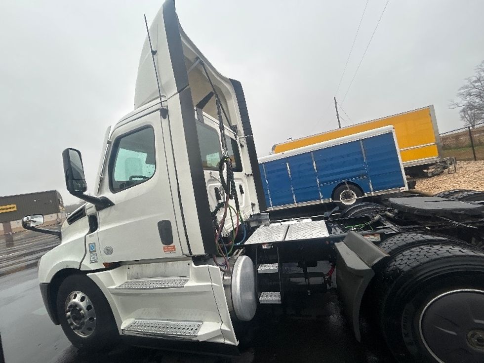 Day Cab Tractor-Heavy Duty Tractors-Freightliner-2022-T12664ST-Greensboro-NC-847,107\n\t\tmiles-$ 33,000 - Image 4