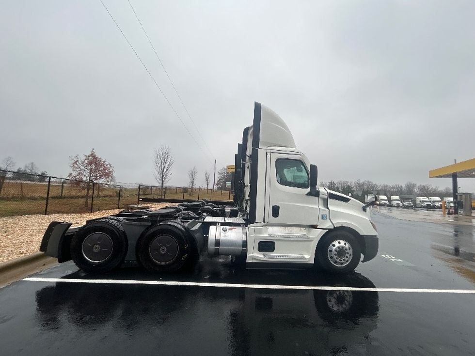 Day Cab Tractor-Heavy Duty Tractors-Freightliner-2022-T12664ST-Greensboro-NC-847,107\n\t\tmiles-$ 33,000 - Image 8