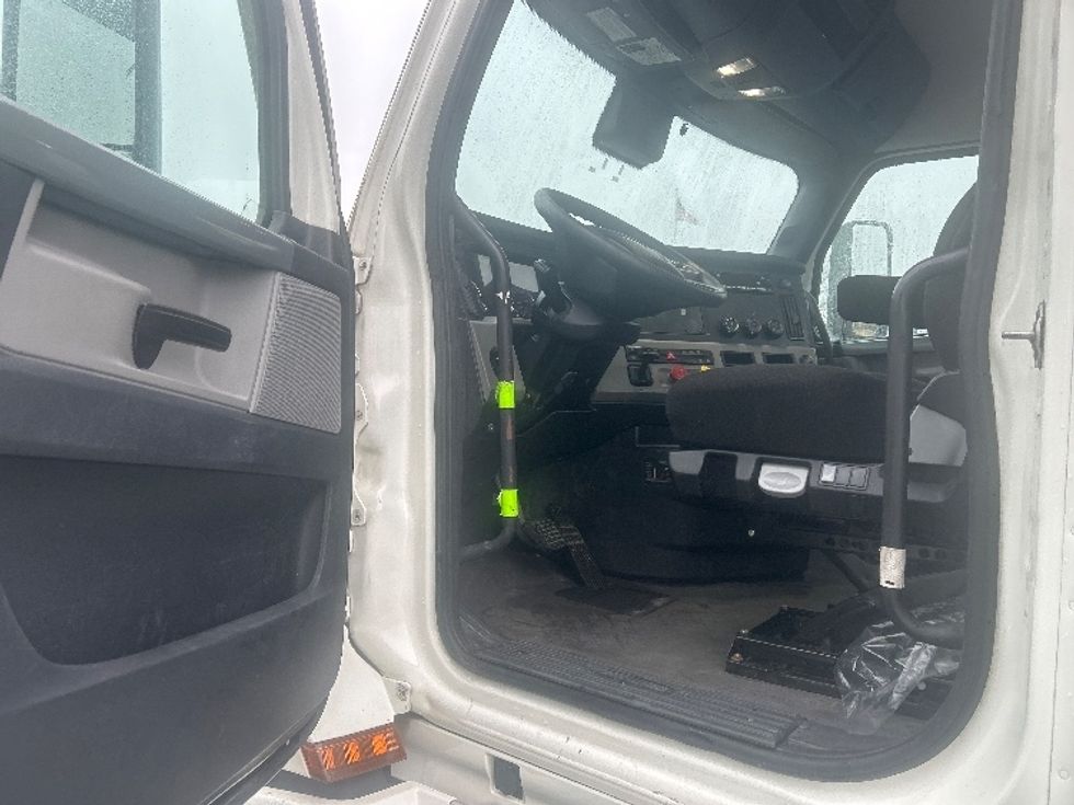 Day Cab Tractor-Heavy Duty Tractors-Freightliner-2022-T12664ST-Greensboro-NC-847,107\n\t\tmiles-$ 33,000 - Image 9