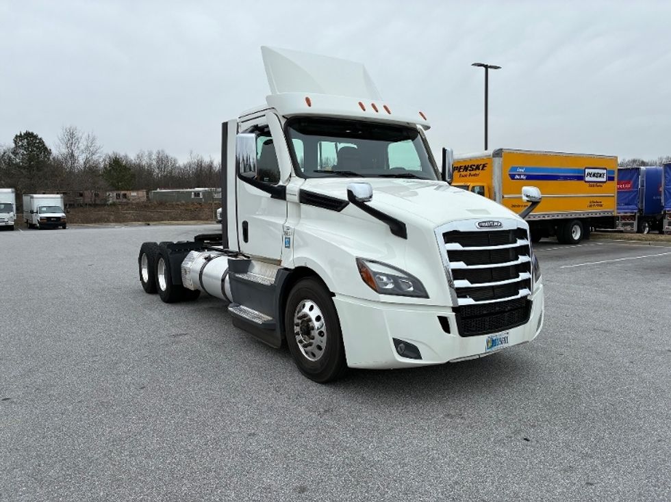 Day Cab Tractor-Heavy Duty Tractors-Freightliner-2022-T12664ST-Greenville-SC-41,830\n\t\tmiles-$ 88,500 - Image 1
