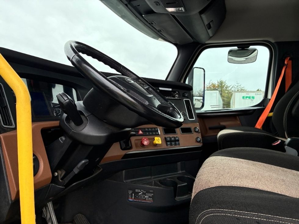 Day Cab Tractor-Heavy Duty Tractors-Freightliner-2022-T12664ST-Greenville-SC-41,830\n\t\tmiles-$ 88,500 - Image 10