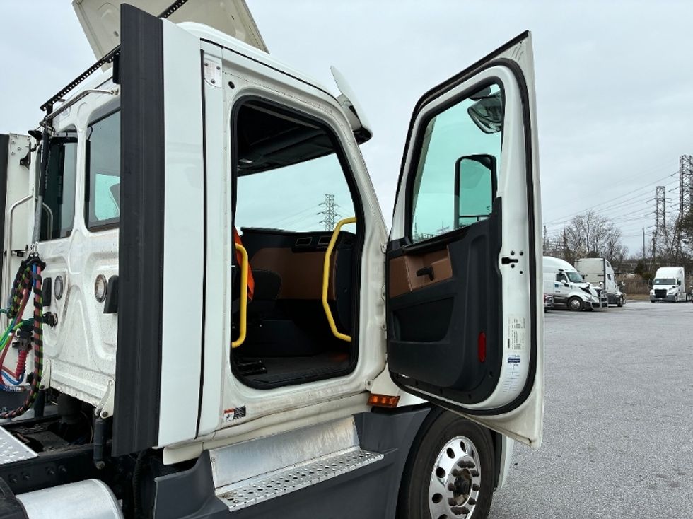 Day Cab Tractor-Heavy Duty Tractors-Freightliner-2022-T12664ST-Greenville-SC-41,830\n\t\tmiles-$ 88,500 - Image 12