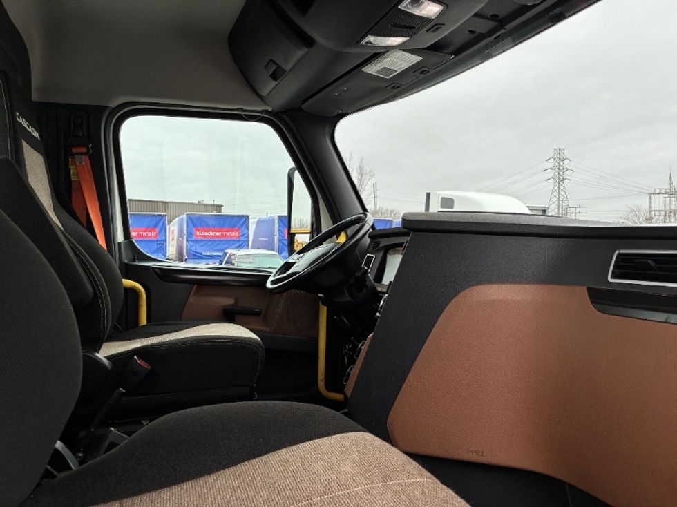 Day Cab Tractor-Heavy Duty Tractors-Freightliner-2022-T12664ST-Greenville-SC-41,830\n\t\tmiles-$ 88,500 - Image 14