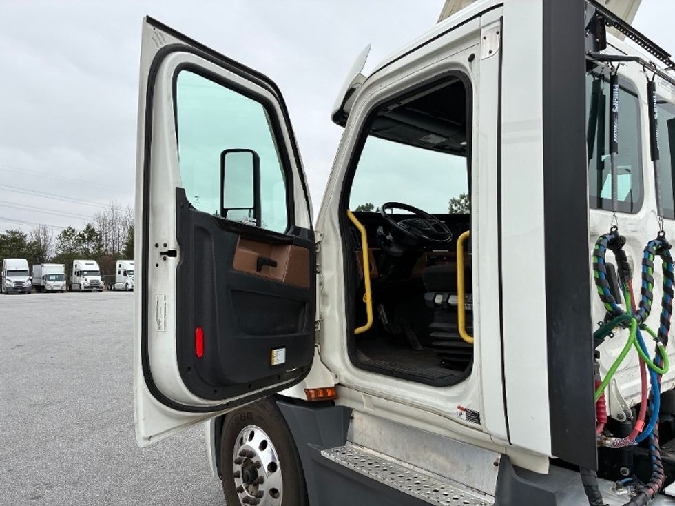 Day Cab Tractor-Heavy Duty Tractors-Freightliner-2022-T12664ST-Greenville-SC-41,830\n\t\tmiles-$ 88,500 - Image 9