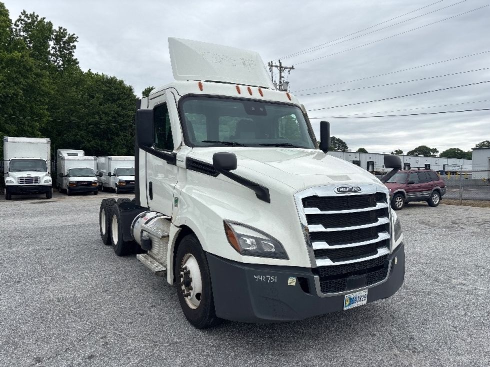 Day Cab Tractor-Heavy Duty Tractors-Freightliner-2022-T12664ST-Greer-SC-271,386\n\t\tmiles-$ 75,000 - Image 1