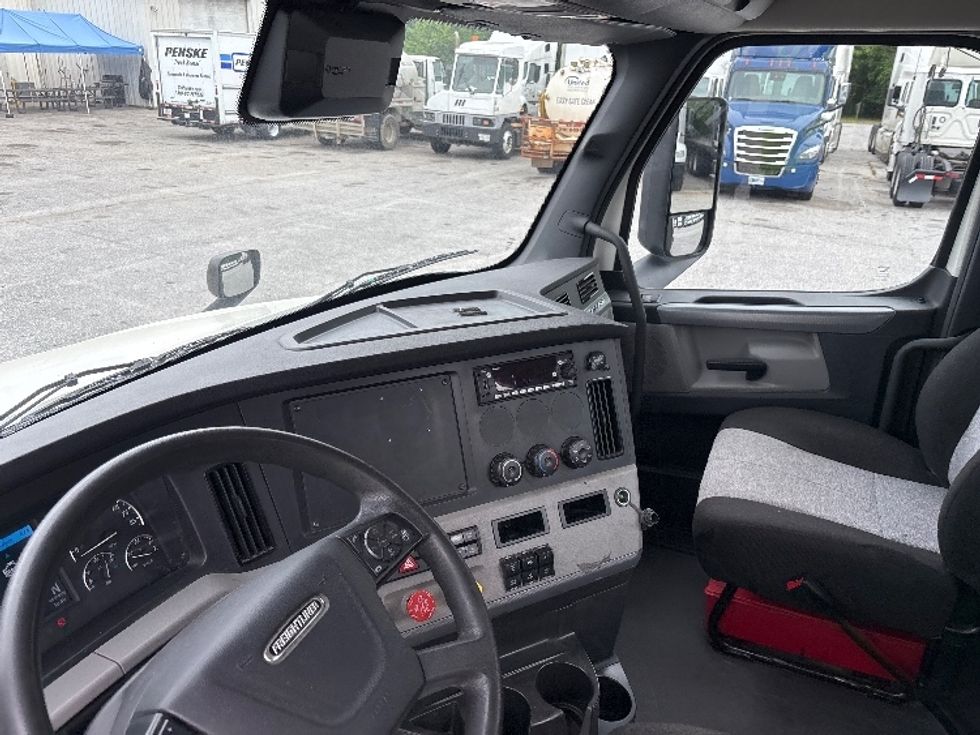 Day Cab Tractor-Heavy Duty Tractors-Freightliner-2022-T12664ST-Greer-SC-271,386\n\t\tmiles-$ 75,000 - Image 10