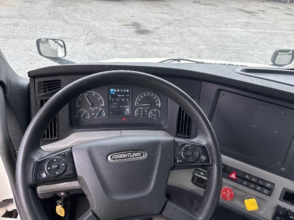 Day Cab Tractor-Heavy Duty Tractors-Freightliner-2022-T12664ST-Greer-SC-271,386\n\t\tmiles-$ 75,000 - Image 11