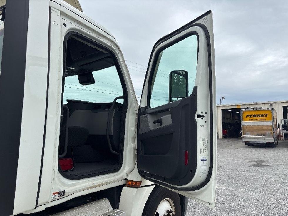 Day Cab Tractor-Heavy Duty Tractors-Freightliner-2022-T12664ST-Greer-SC-271,386\n\t\tmiles-$ 75,000 - Image 12
