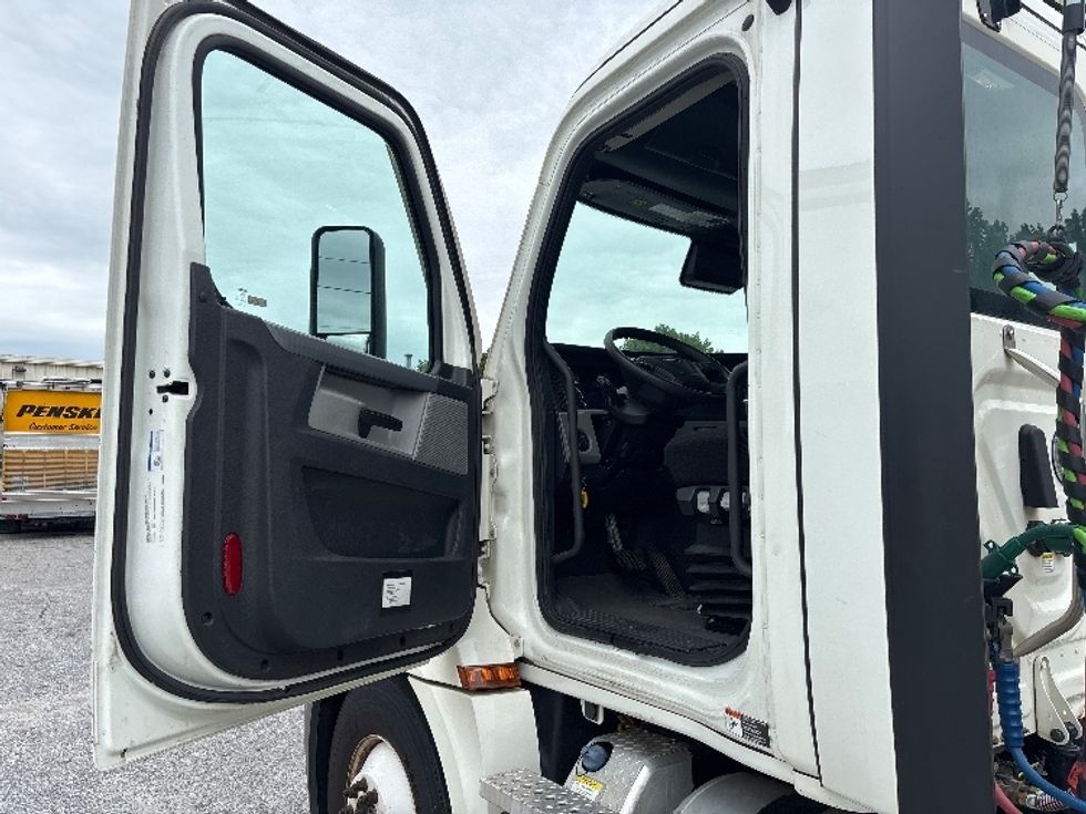 Day Cab Tractor-Heavy Duty Tractors-Freightliner-2022-T12664ST-Greer-SC-271,386\n\t\tmiles-$ 75,000 - Image 9