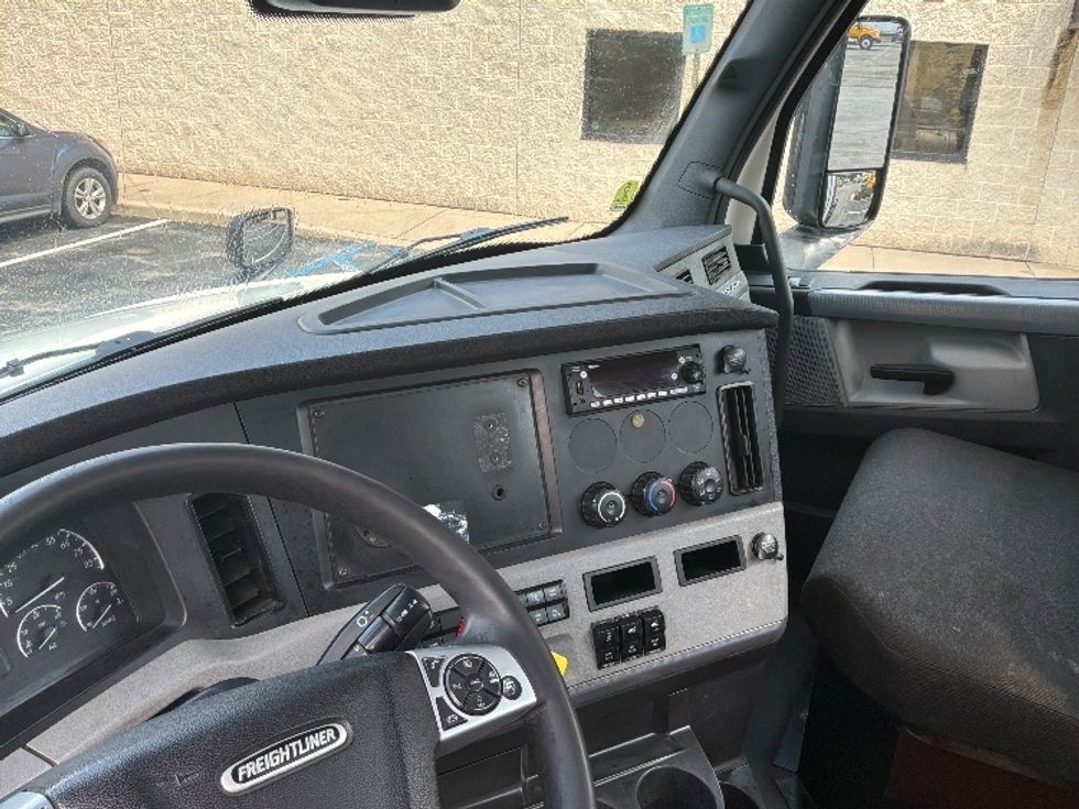 Day Cab Tractor-Heavy Duty Tractors-Freightliner-2022-T12664ST-Hagerstown-MD-773,692\n\t\tmiles-$ 29,500 - Image 10