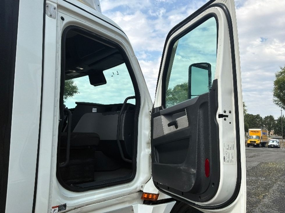 Day Cab Tractor-Heavy Duty Tractors-Freightliner-2022-T12664ST-Hagerstown-MD-773,692\n\t\tmiles-$ 29,500 - Image 12