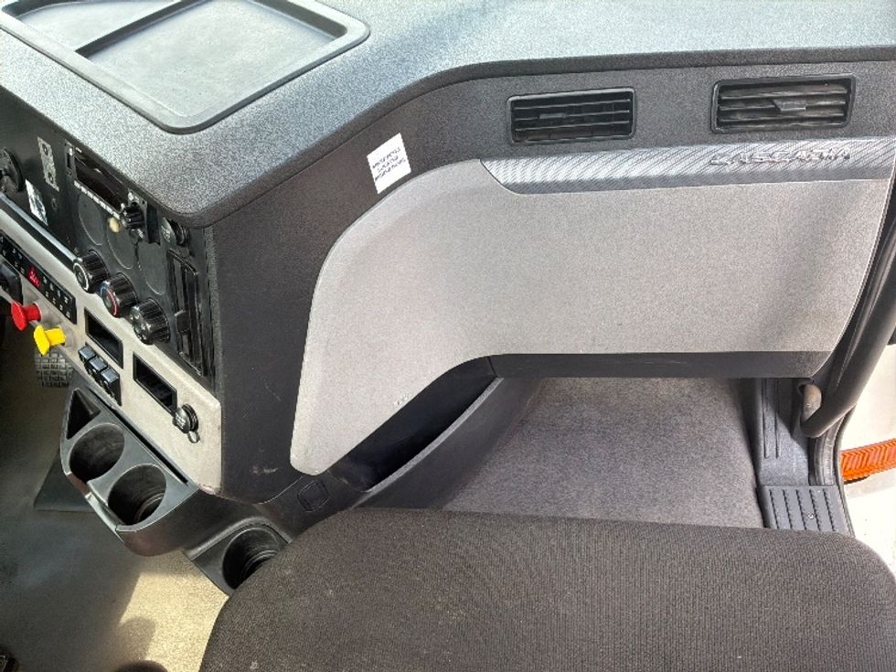 Day Cab Tractor-Heavy Duty Tractors-Freightliner-2022-T12664ST-Hagerstown-MD-773,692\n\t\tmiles-$ 29,500 - Image 13