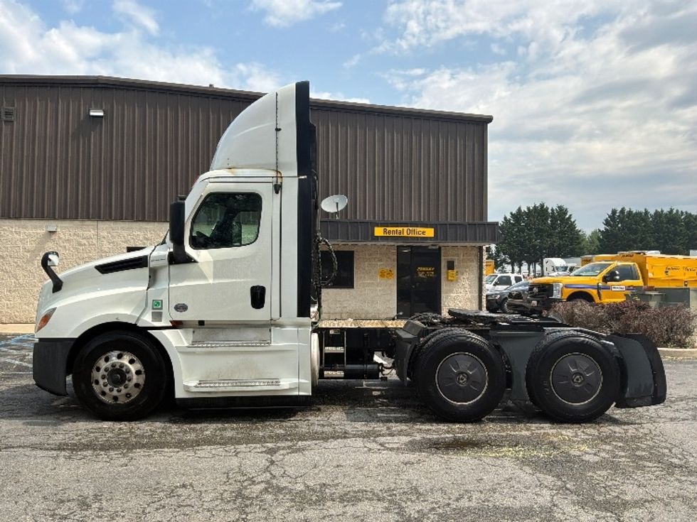 Day Cab Tractor-Heavy Duty Tractors-Freightliner-2022-T12664ST-Hagerstown-MD-773,692\n\t\tmiles-$ 29,500 - Image 4