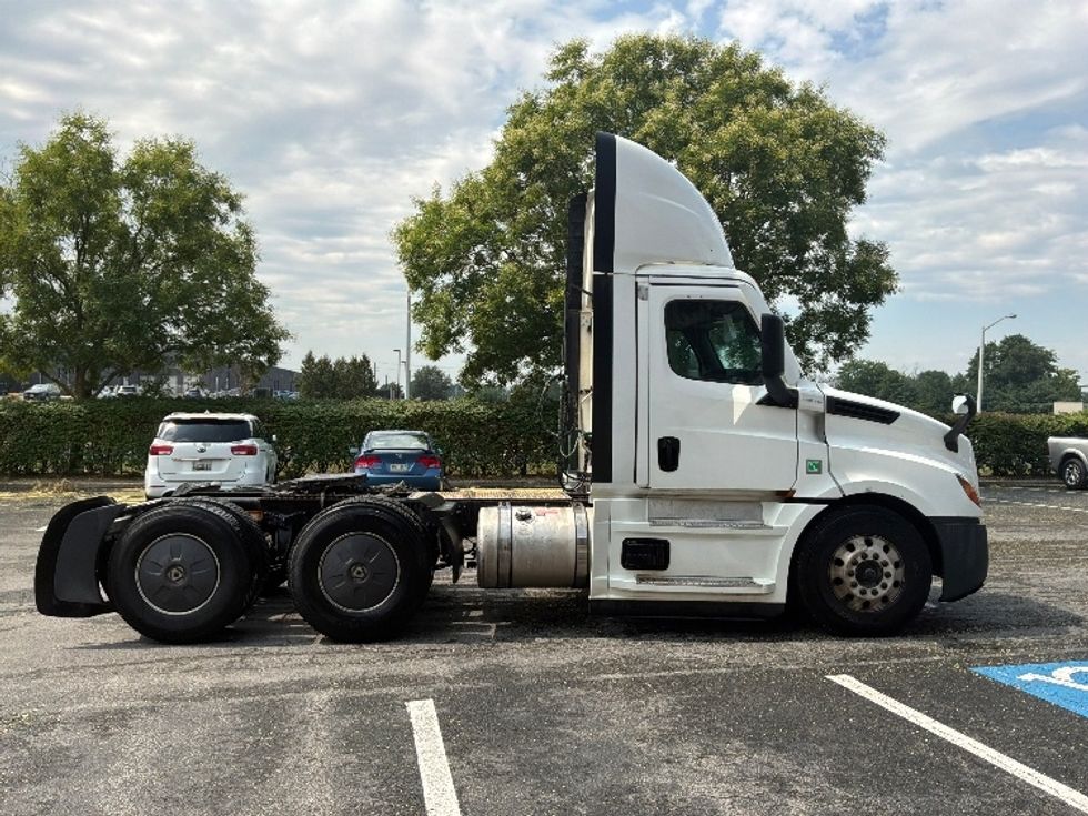 Day Cab Tractor-Heavy Duty Tractors-Freightliner-2022-T12664ST-Hagerstown-MD-773,692\n\t\tmiles-$ 29,500 - Image 8