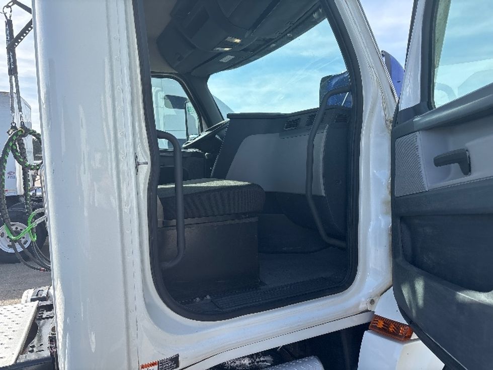 Day Cab Tractor-Heavy Duty Tractors-Freightliner-2022-T12664ST-Hammond-LA-109,093\n\t\tmiles-$ 87,250 - Image 12