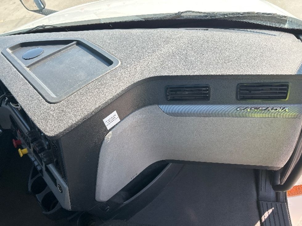 Day Cab Tractor-Heavy Duty Tractors-Freightliner-2022-T12664ST-Hammond-LA-109,093\n\t\tmiles-$ 87,250 - Image 13