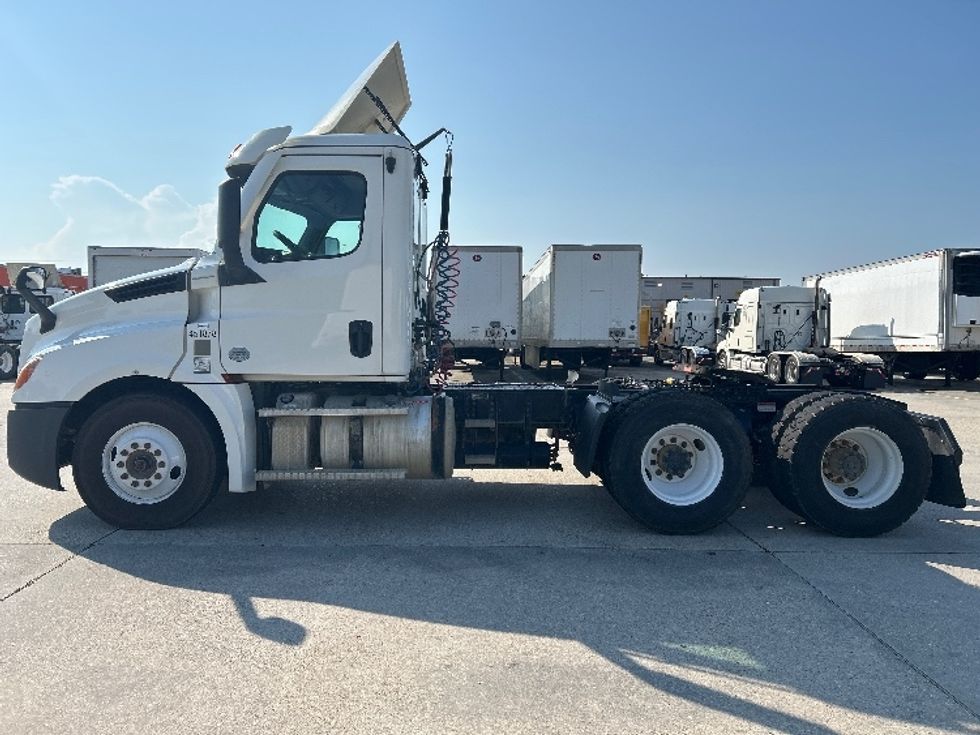 Day Cab Tractor-Heavy Duty Tractors-Freightliner-2022-T12664ST-Hammond-LA-109,093\n\t\tmiles-$ 87,250 - Image 4