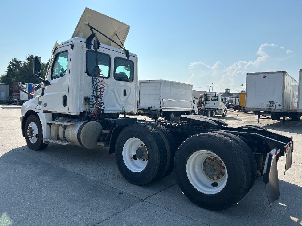 Day Cab Tractor-Heavy Duty Tractors-Freightliner-2022-T12664ST-Hammond-LA-109,093\n\t\tmiles-$ 87,250 - Image 5
