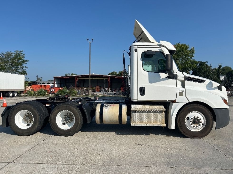Day Cab Tractor-Heavy Duty Tractors-Freightliner-2022-T12664ST-Hammond-LA-109,093\n\t\tmiles-$ 87,250 - Image 8