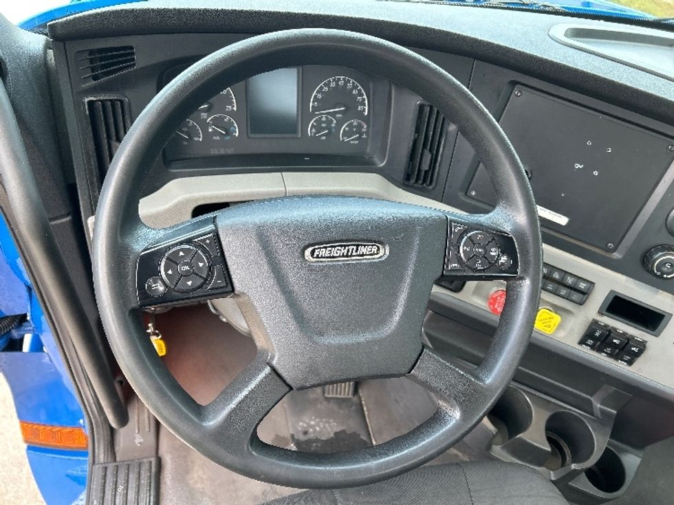 Day Cab Tractor-Heavy Duty Tractors-Freightliner-2022-T12664ST-Hammond-LA-311,788\n\t\tmiles-$ 94,000 - Image 10