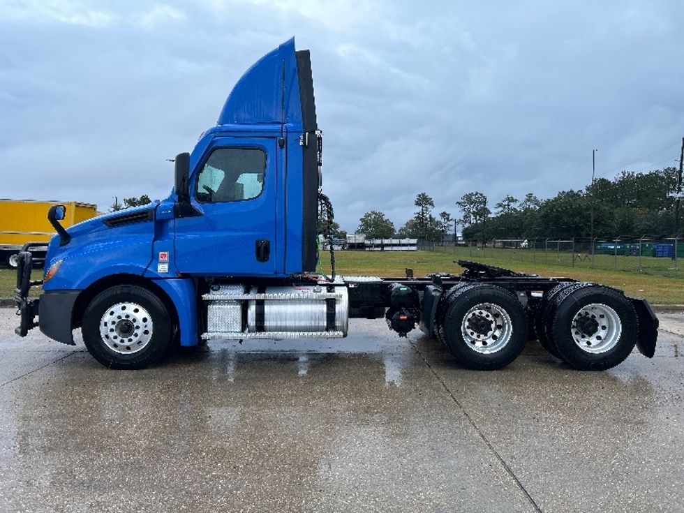 Day Cab Tractor-Heavy Duty Tractors-Freightliner-2022-T12664ST-Hammond-LA-311,788\n\t\tmiles-$ 94,000 - Image 4