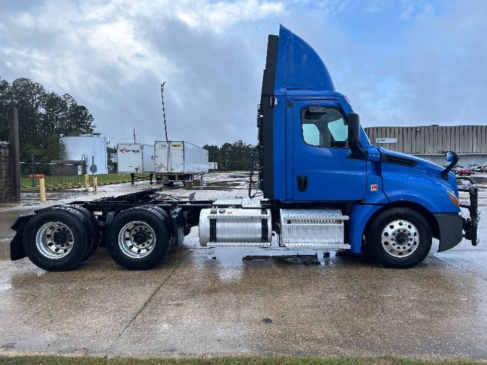Day Cab Tractor-Heavy Duty Tractors-Freightliner-2022-T12664ST-Hammond-LA-311,788\n\t\tmiles-$ 94,000 - Image 8