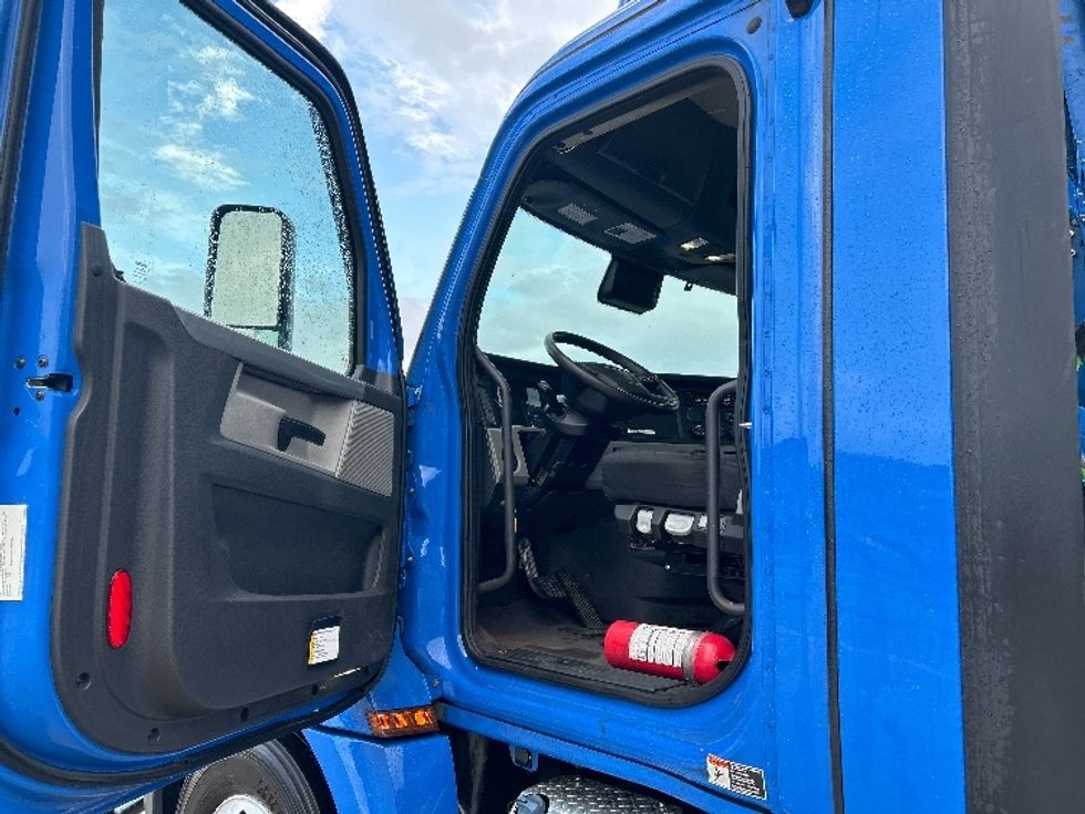 Day Cab Tractor-Heavy Duty Tractors-Freightliner-2022-T12664ST-Hammond-LA-311,788\n\t\tmiles-$ 94,000 - Image 9