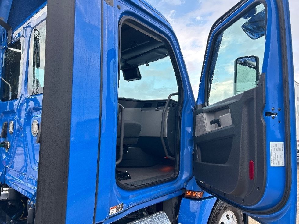 Day Cab Tractor-Heavy Duty Tractors-Freightliner-2022-T12664ST-Hammond-LA-354,103\n\t\tmiles-$ 72,750 - Image 12