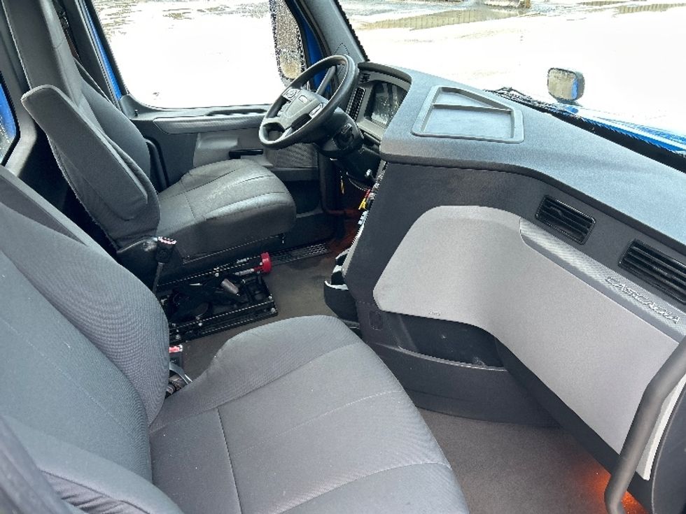 Day Cab Tractor-Heavy Duty Tractors-Freightliner-2022-T12664ST-Hammond-LA-354,103\n\t\tmiles-$ 72,750 - Image 14