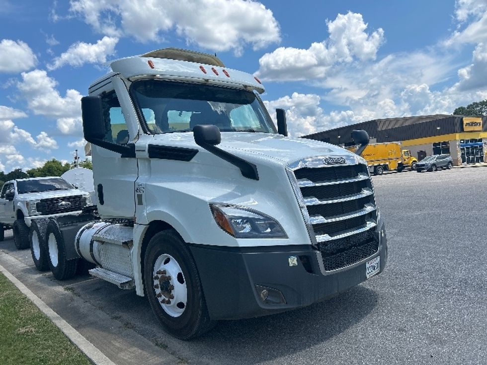 2018 Freightliner Cascadia 125" Sleeper Cab photo 17