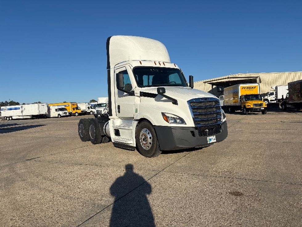 Day Cab Tractor-Heavy Duty Tractors-Freightliner-2022-T12664ST-Hammond-LA-820,515\n\t\tmiles-$ 29,750 - Image 1