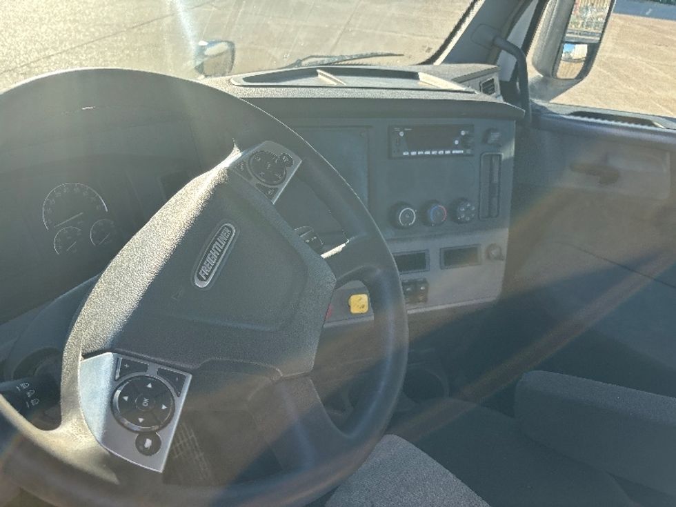 Day Cab Tractor-Heavy Duty Tractors-Freightliner-2022-T12664ST-Hammond-LA-820,515\n\t\tmiles-$ 29,750 - Image 10