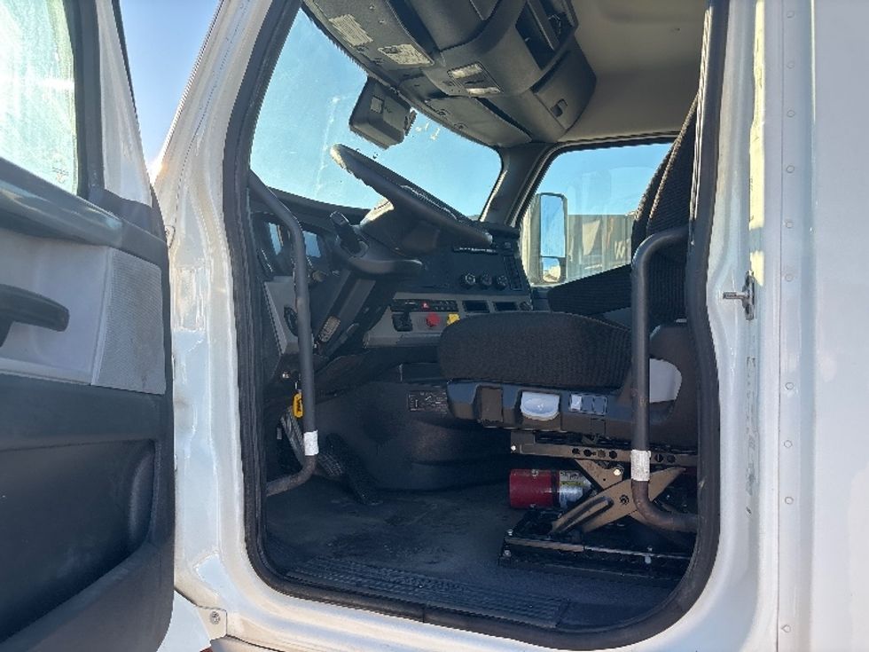 Day Cab Tractor-Heavy Duty Tractors-Freightliner-2022-T12664ST-Hammond-LA-820,515\n\t\tmiles-$ 29,750 - Image 9