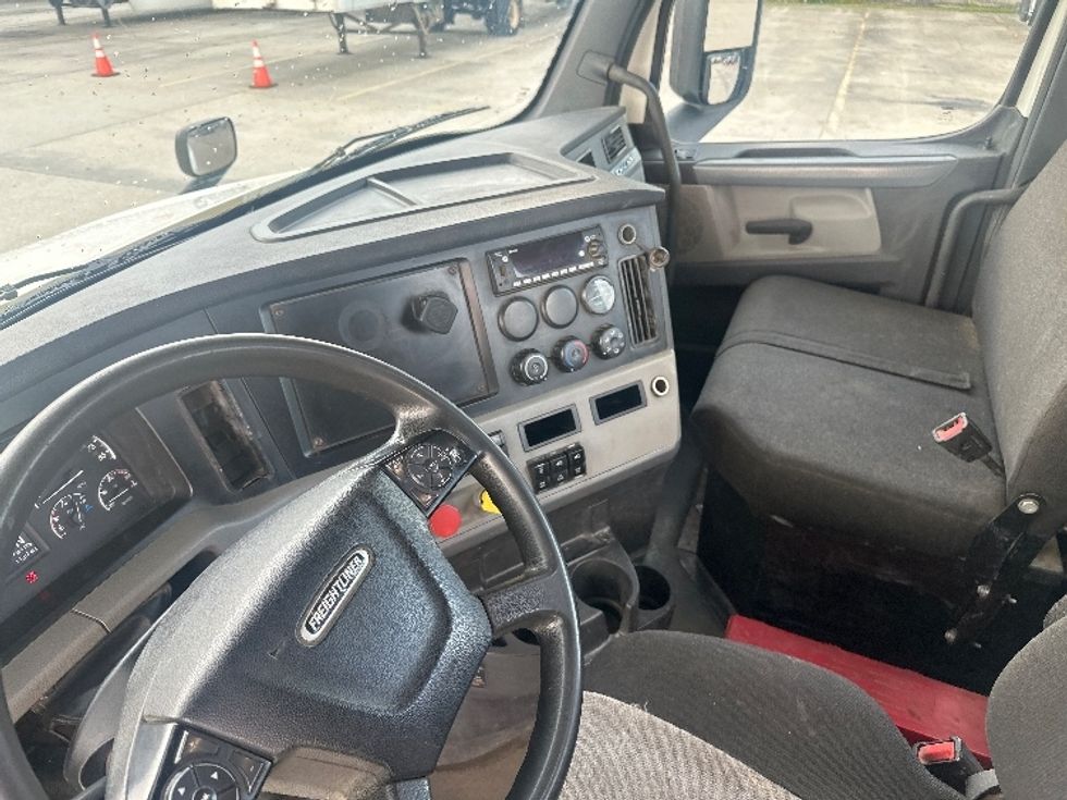 Day Cab Tractor-Heavy Duty Tractors-Freightliner-2022-T12664ST-Hammond-LA-87,997\n\t\tmiles-$ 87,500 - Image 10