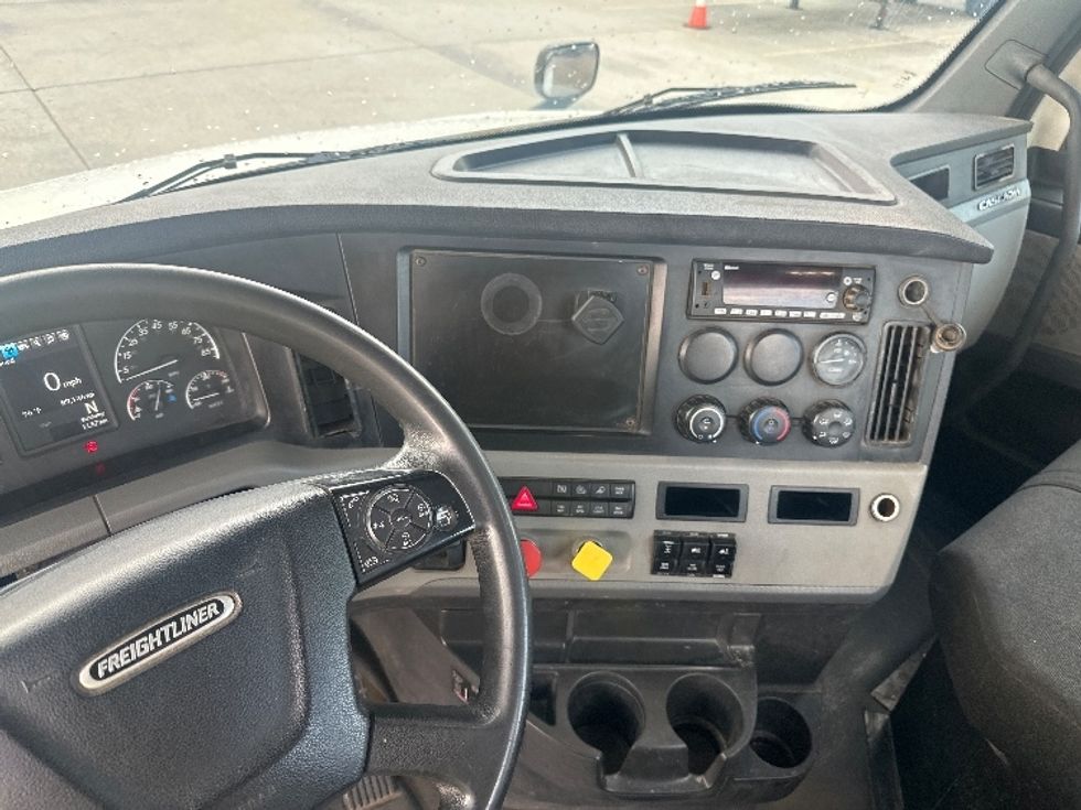 Day Cab Tractor-Heavy Duty Tractors-Freightliner-2022-T12664ST-Hammond-LA-87,997\n\t\tmiles-$ 87,500 - Image 11