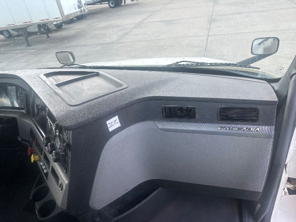 Day Cab Tractor-Heavy Duty Tractors-Freightliner-2022-T12664ST-Hammond-LA-87,997\n\t\tmiles-$ 87,500 - Image 13