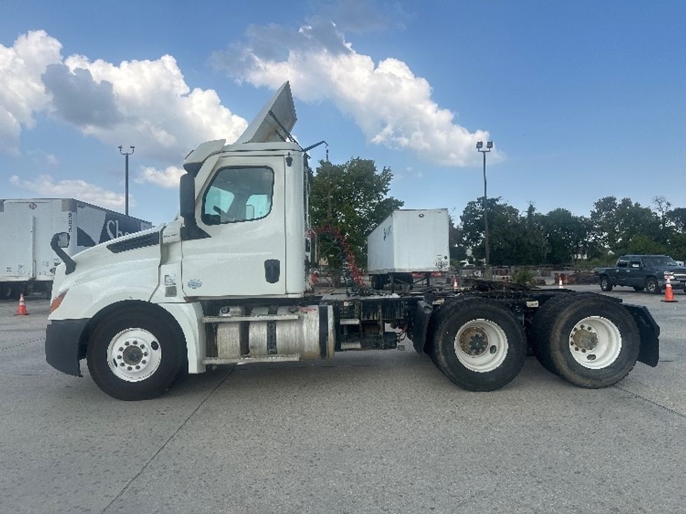 Day Cab Tractor-Heavy Duty Tractors-Freightliner-2022-T12664ST-Hammond-LA-87,997\n\t\tmiles-$ 87,500 - Image 4