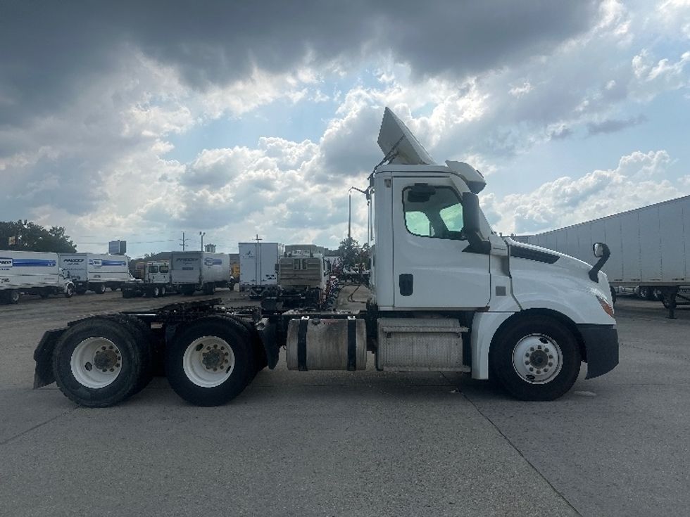Day Cab Tractor-Heavy Duty Tractors-Freightliner-2022-T12664ST-Hammond-LA-87,997\n\t\tmiles-$ 87,500 - Image 8
