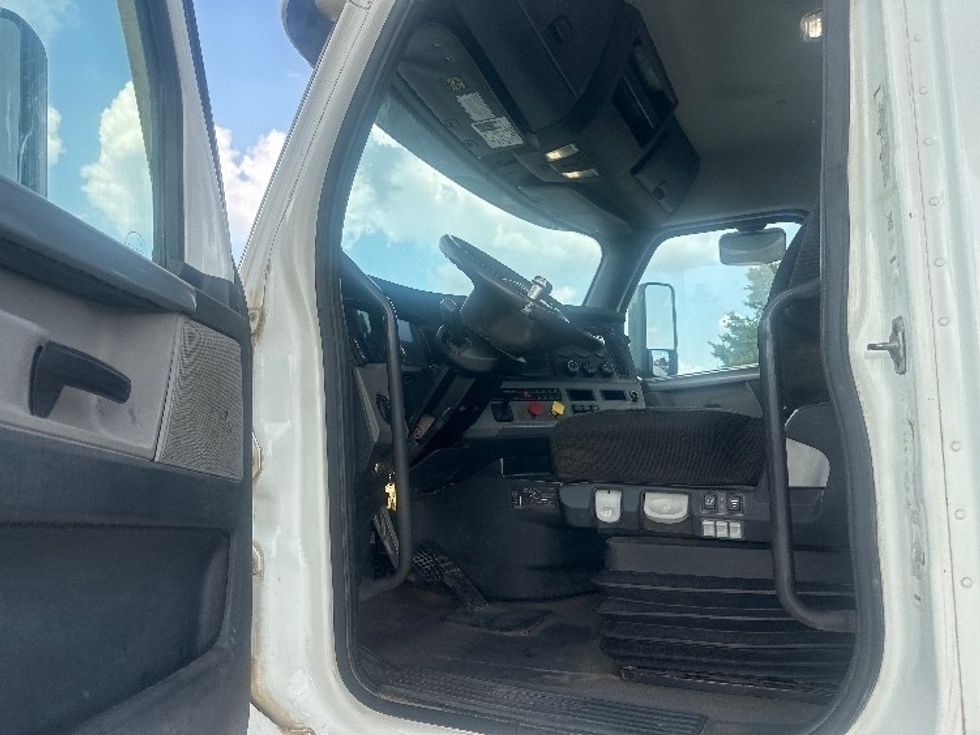 Day Cab Tractor-Heavy Duty Tractors-Freightliner-2022-T12664ST-Hammond-LA-87,997\n\t\tmiles-$ 87,500 - Image 9