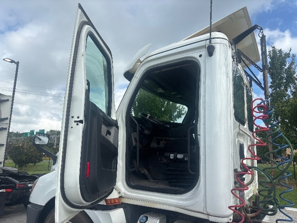 Day Cab Tractor-Heavy Duty Tractors-Freightliner-2022-T12664ST-Hammond-LA-97,045\n\t\tmiles-$ 87,000 - Image 10