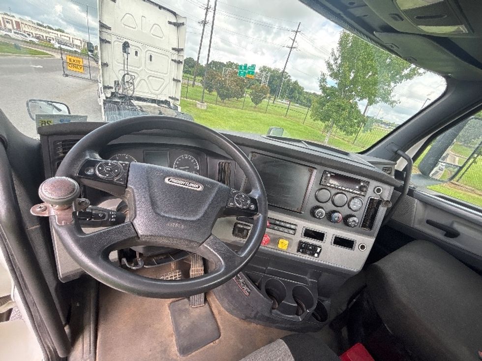 Day Cab Tractor-Heavy Duty Tractors-Freightliner-2022-T12664ST-Hammond-LA-97,045\n\t\tmiles-$ 87,000 - Image 11